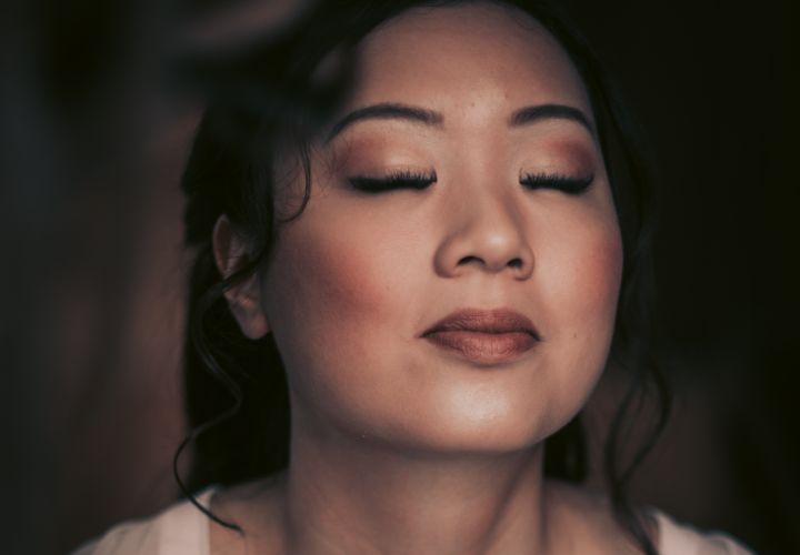 Une future mariée qui se fait maquiller.